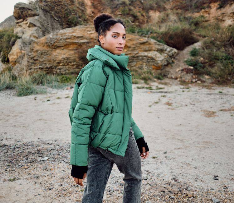 prešívaná bunda puffer v zelenom pololesku