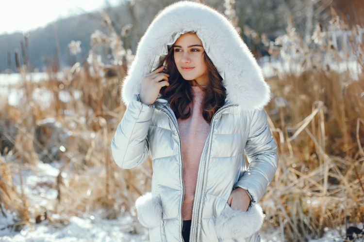 prešívaný kabát v kovovom vzhľade striebornej farby s falošným lemovaním kapoty