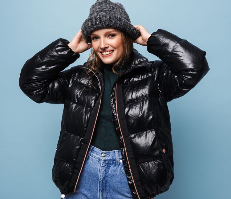 Prešívaná bunda v čiernom laku vyzerá trendovo