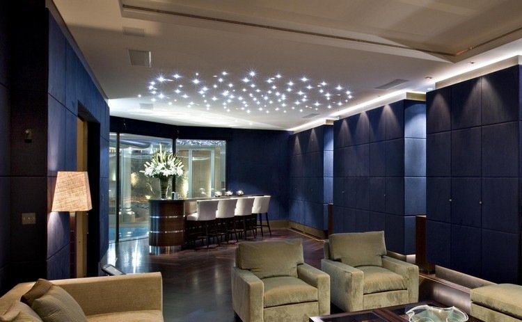 obývacia izba s hviezdnou oblohou vedenou svetelnými efektmi