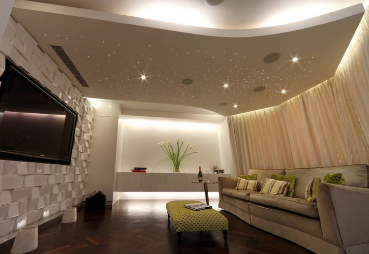 obývacia izba so zaveseným stropom a hviezdnou oblohou