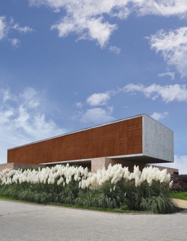 mrežový panelový moderný dom od guilherme torres