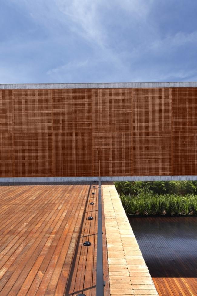 moderný dom z drevenej terasy od spoločnosti guilherme torres
