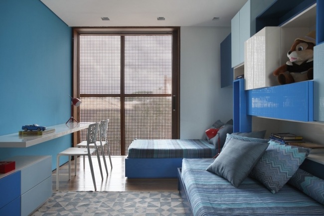 Moderný dom s priehradovou stenou od Guilherme Torres