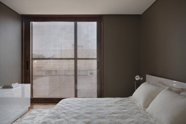 mriežková stena spálne v modernom domove guilherme torres