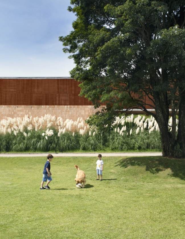 návrh moderného domu na lúčnom dvore od spoločnosti guilherme torres