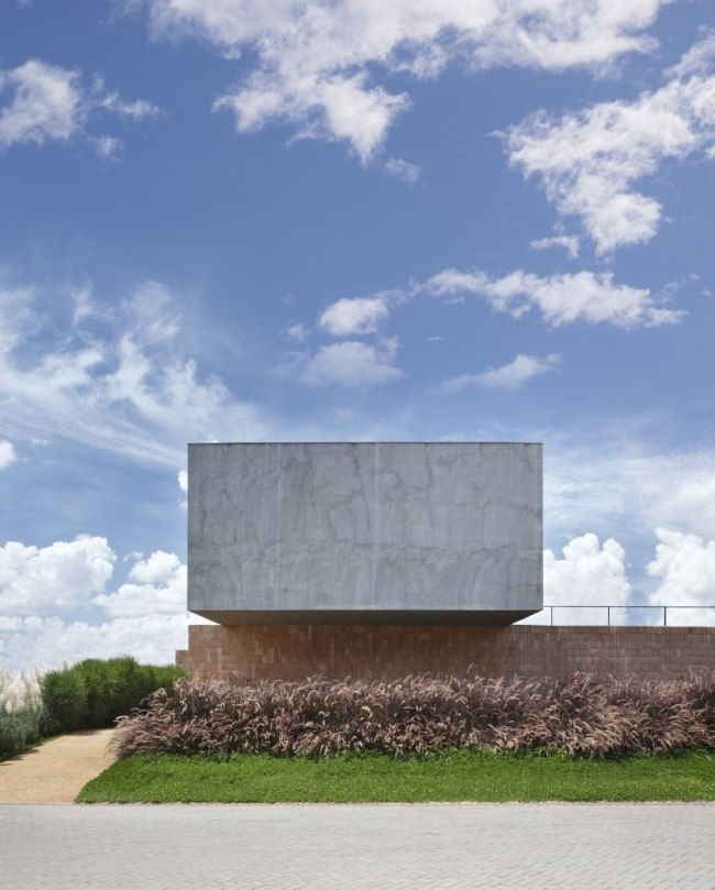 pohľad zboku na betónový moderný dom od Guilherme Torres