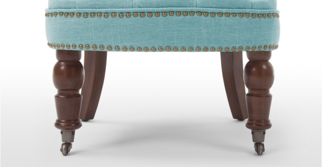 Dekoratívne prúžky na nechty sú vybavené nohami vytočenými von