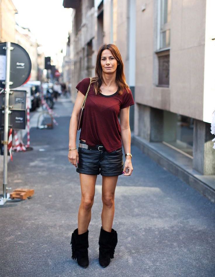 Čižmy so strapcami -čierne-šortky-tričko-v štýle stree