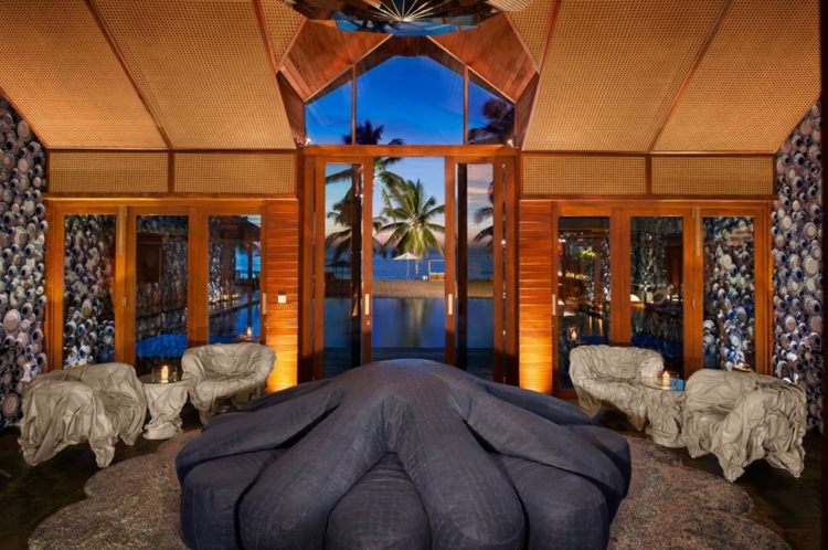 dizajn obývačky, gauč, hviezdice, strop, slamka, zariadenie