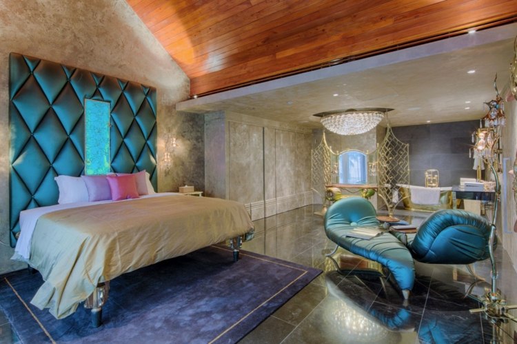 gotický nábytok so svetlomodrým dreveným stropom z koberca