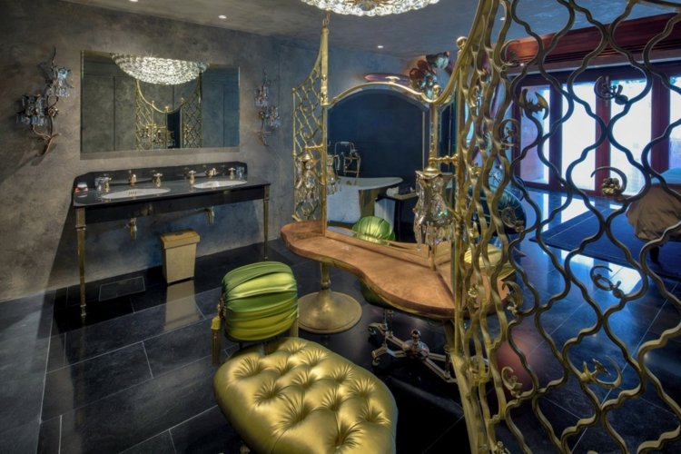 Toaletný stolík v barokovom štýle, zlatá stolička, čierny nábytok