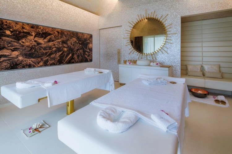 wellness zóna masážne ležadlo zariadenie biele zlato zrkadlo slnko