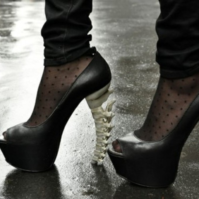 čierne lodičky na vysokom podpätku a v tvare chrbtice lodičky-podpätky-kostra-dsquared-čierna