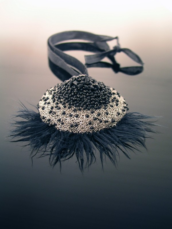 moderný šperkový náhrdelník čierne ozdobné kamienky Perové stužkové šperky trendy mladé ženy elegantné etno