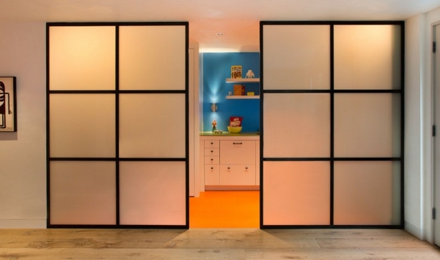 Posuvné dvere matná kovová konštrukcia rozdeľuje kuchyňu Kovová konštrukcia kuchynská deliaca drevená podlahová krytina