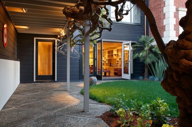 Rekonštrukcia domu v modernom koncepte záhradného dizajnu moderný koncept záhradného dizajnu zapustená záhradná cesta