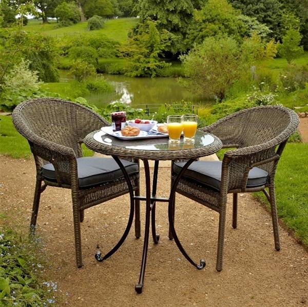 Štýlové záhradné stoličky ratanové stoličky záhradný stôl pomarančový džús Záhradný nábytok na raňajky pri rieke