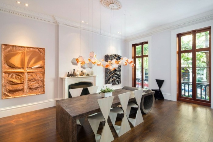 súmerné-stoličky-masívne drevo-stôl-stena dekorácia