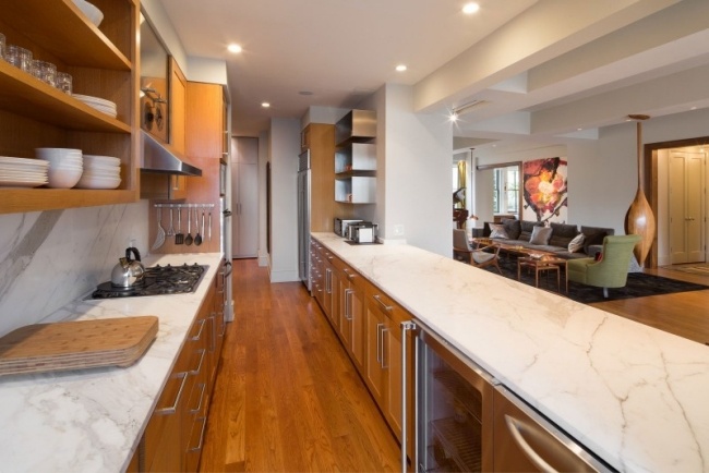 veľká kuchynská linka z dreva, biela mramorová pracovná doska calacutta štýlový byt nyc kuchyňa drevené fronty calacutta mramorová pracovná doska