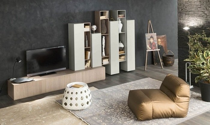 Nástenný systémový dizajn pre obývaciu izbu-vertikálne orientované skrinky, TV doska Štýlový-stenový systém-dizajn-obývačka-zvislé-prvky-TV-doska