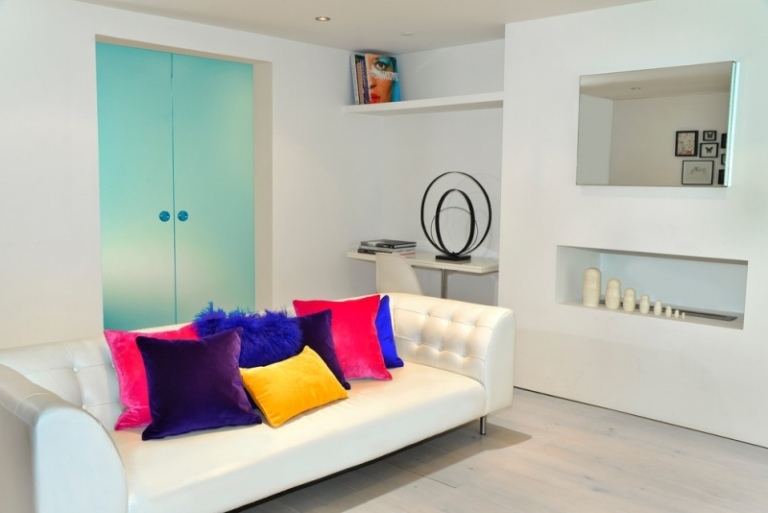 Biele steny a sedačka Chesterfield v obývacej izbe Štýlové zariadenie obývačky-moderné-úplne biele nápady