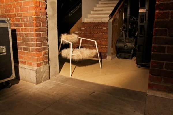 biele kreslo kovová plastová kožušina šetrná k zvieratám