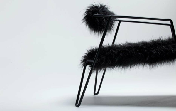 čierne huňaté polstrovanie ergonomický tvar