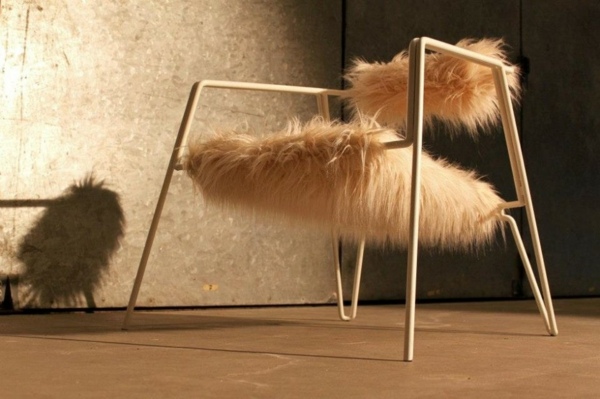 Kovový rám stoličky z umelej kožušiny