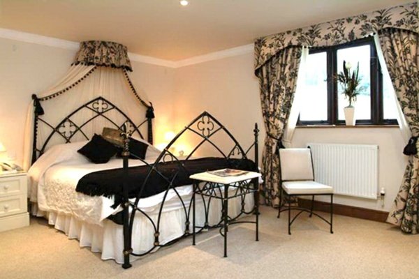 svetlý-spálňa-gotický vzhľad