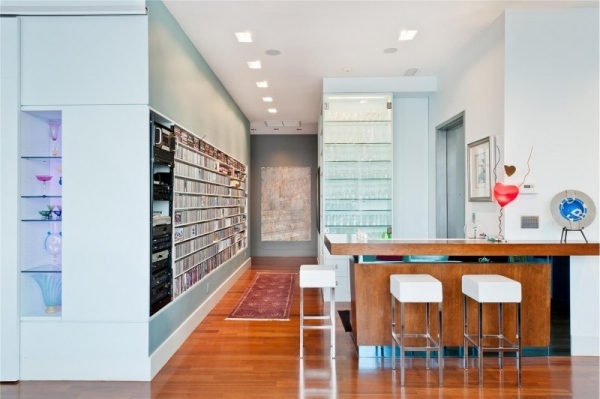 Štýlový loftový byt v bielej farbe Štýlový podkrovný byt-biela-farebná schéma-bar