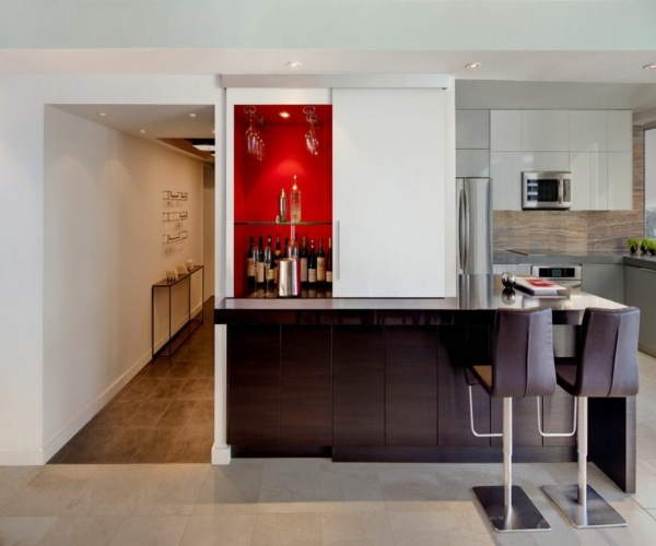 červená stena v obývačke