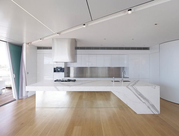 lesklý-biely-jednoduchý-kúpeľňa-dizajn