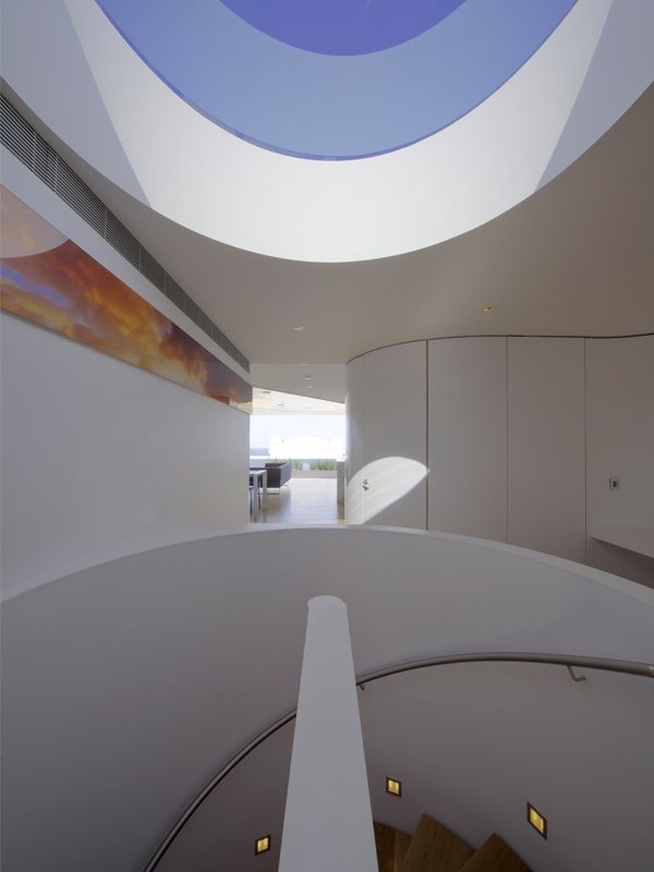 točité schodisko na strechu penthousu