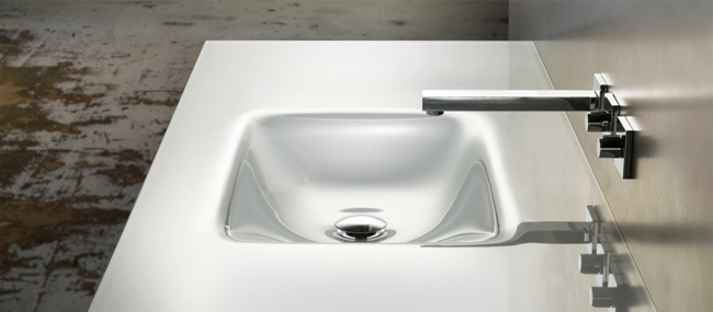 umývadlo z číreho skla nerezová batéria moderný dizajn