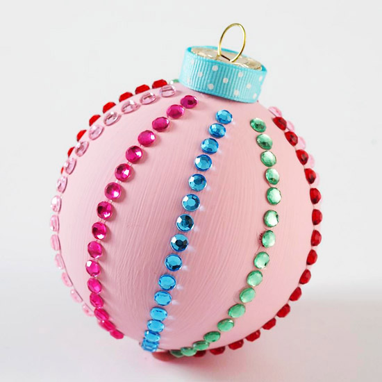 Lepiace vianočné gule ozdobné kamienky na vianočný stromček Nalepte ozdobnú adventnú červenú guľu na ozdobné kamienky vianočného stromčeka