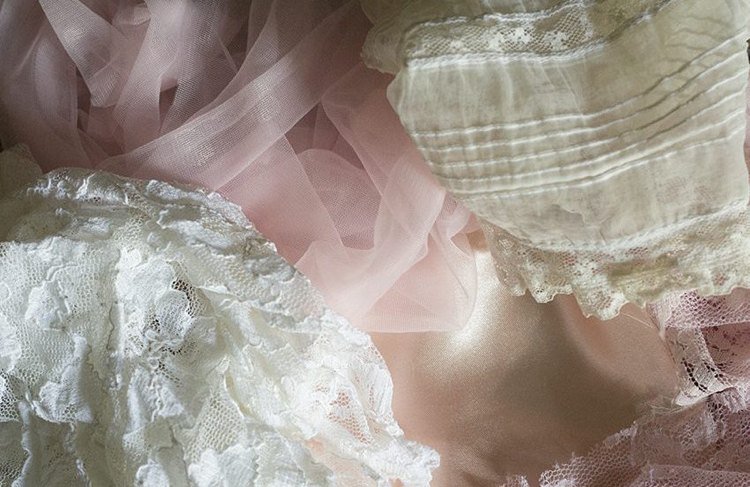 Vyrobte si látkové kvety sami a zvyšky tkanín používajte synteticky