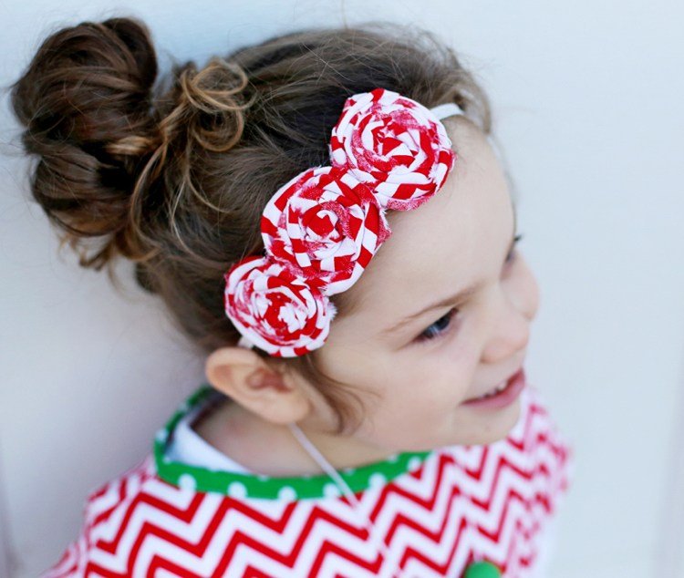 látkové kvety samy vyrábajú detskú čelenku do vlasov