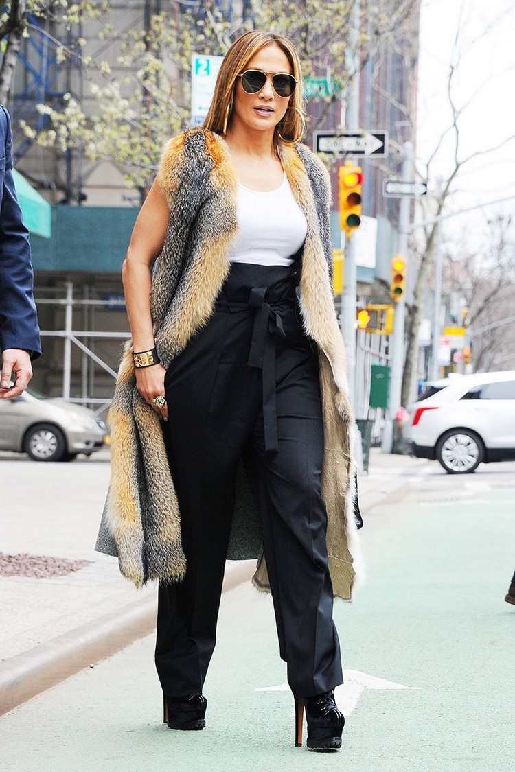 Zimný outfit s čiernymi nohavicami a nohavičkovým oblečením