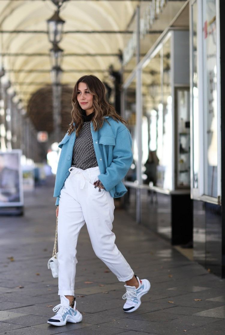Trendy v nohaviciach na jar 2021 kombinujú v zime biele nohavice