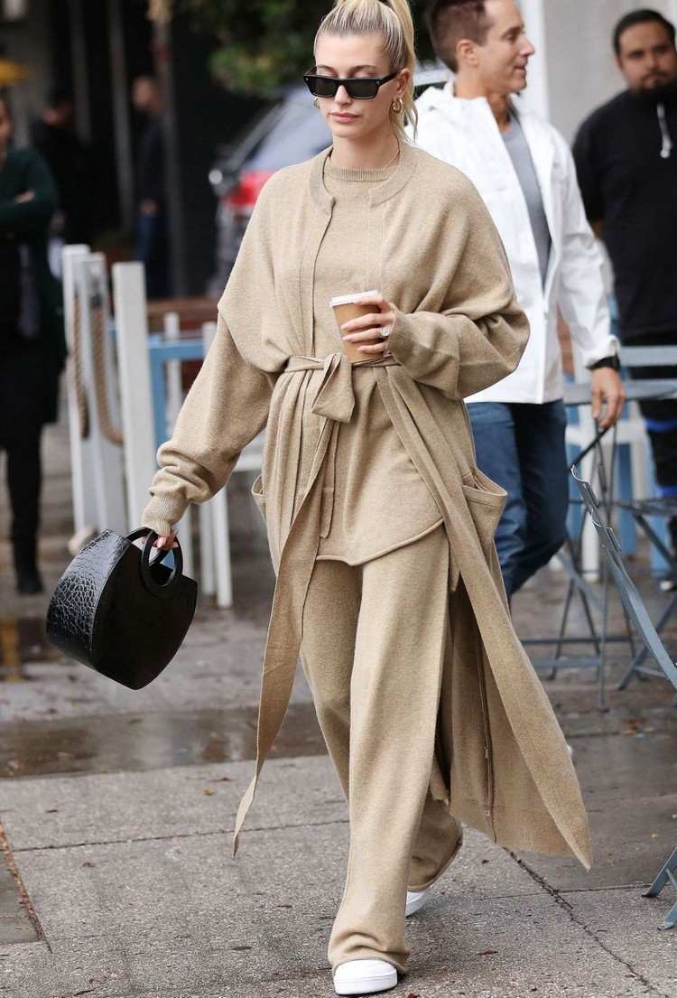 Pletené nohavice trendové látkové nohavice v zime kombinujú módne trendy 2021