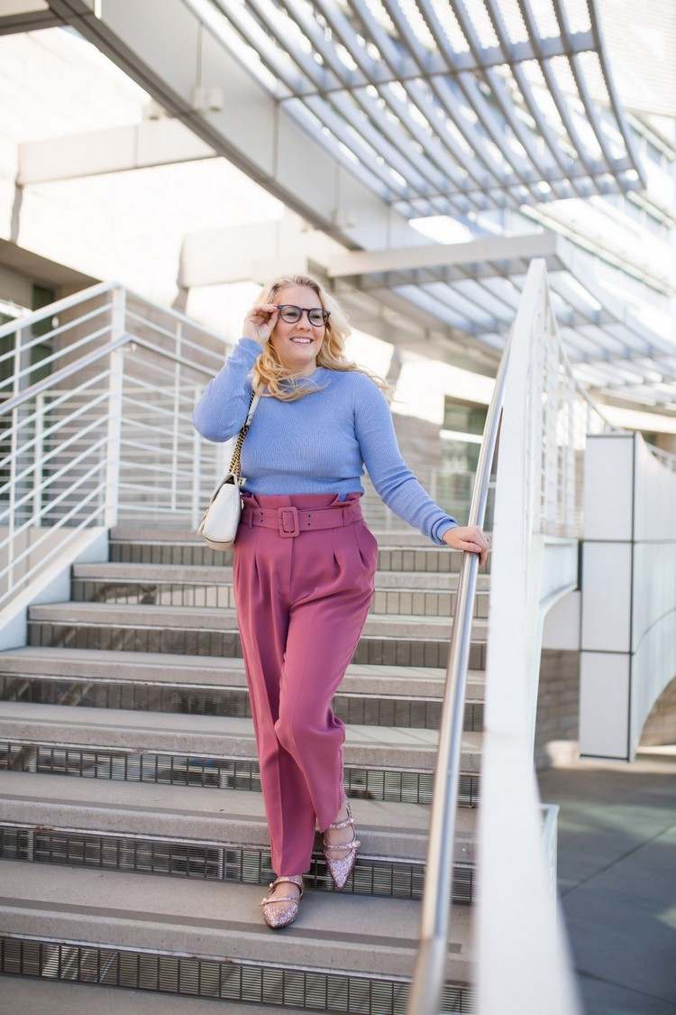 Zimný outfit pastelových farieb skombinujte v zime s nohavicami