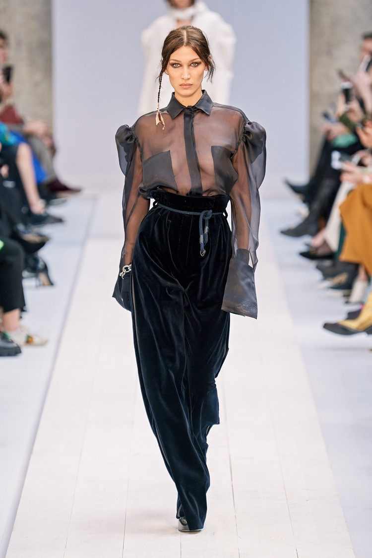 Nápady na zamatové nohavice kombinujú v zime látkové nohavice