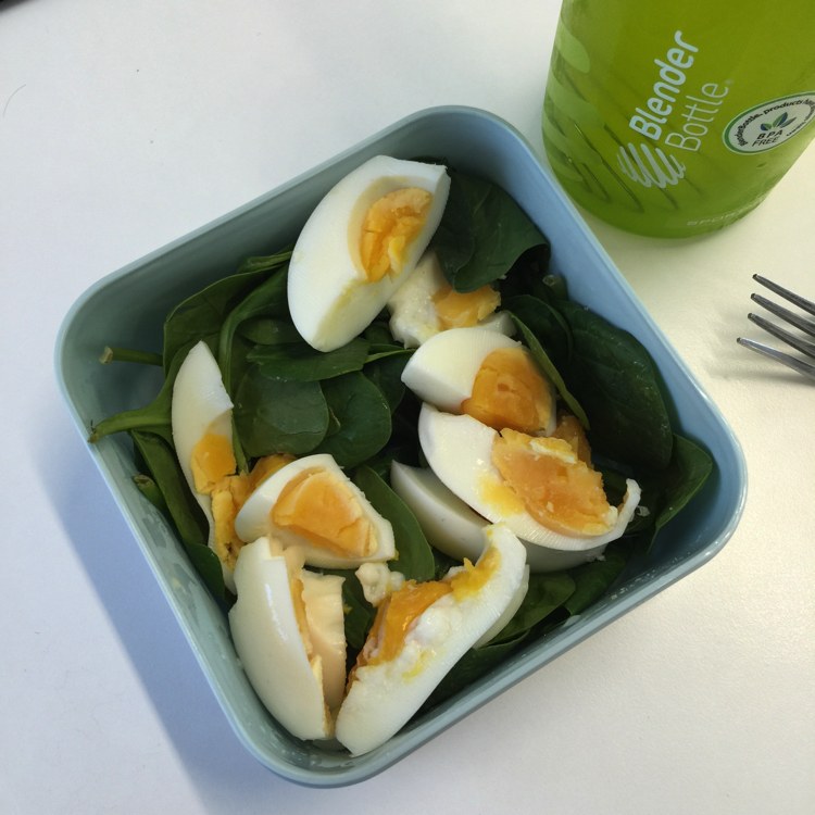 metabolizmus-recepty-zdravo-jesť-vajíčka-špenát-šalát