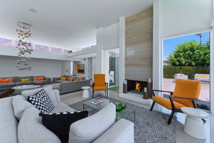 Biela ako farba miestnosti-otvorené-svetlé-izby-akcentový nábytok-v-oranžovej farbe