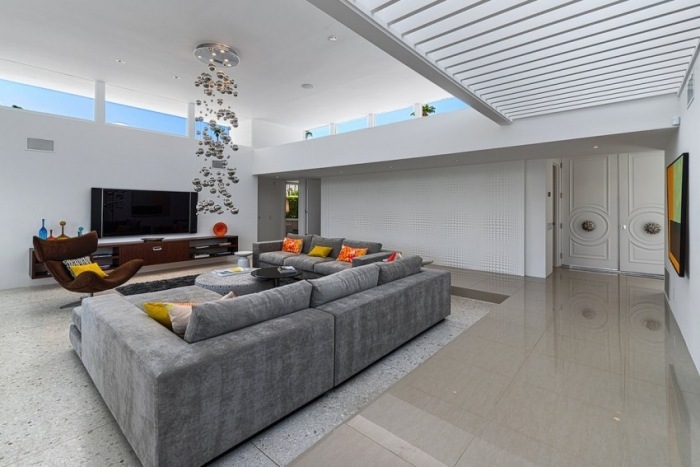 obývačka-biela-ako-izba-farba-dlažba-lesklé-svetlé pásy-všade naokolo