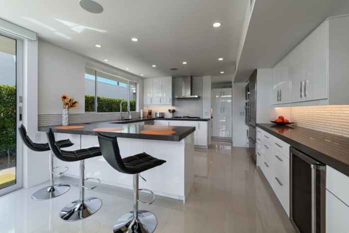 Rohová kuchynská pracovná pultová jedáleň-barové stoličky-čierno-kovový rám