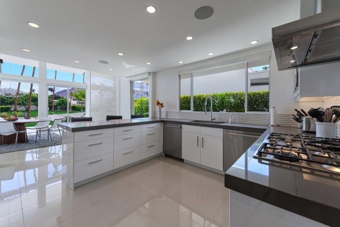 moderná-rohová-kuchyňa-lesklá-biela-podlaha-v-keramickom obklade