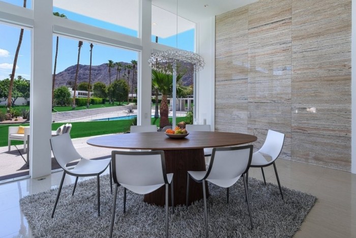 Biela-ako-izba-farba-jedáleň-huňatý-koberec-stena-dlaždice-prírodný kameň