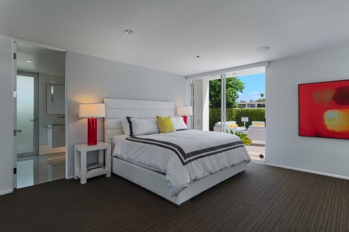 Biela ako farba miestnosti v spálni-farebné akcenty-nástenná maľba